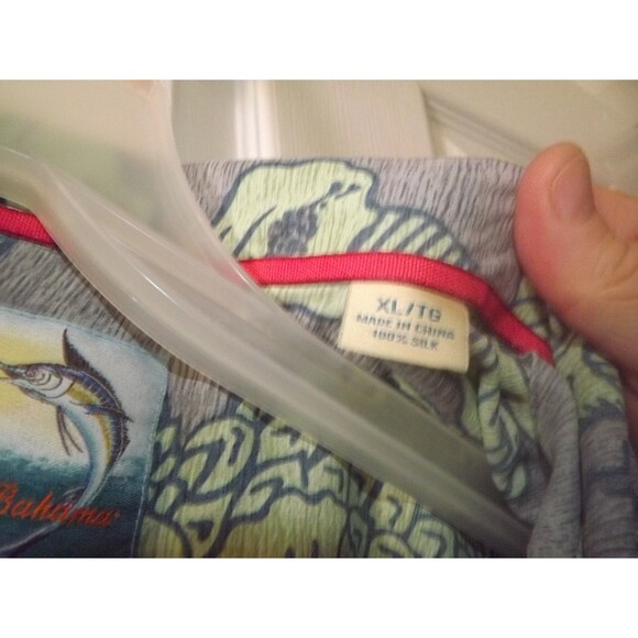 Tommy Bahama Men’s XL Hawaiian Button Down Short Sleeve Shirt 100% Silk Marlin - Picture 2 of 4